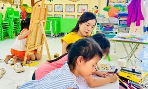 Cô và trò trường MN Quảng Châu tích cực rèn luyện cho Hội Thi Vẽ Tranh dành cho trẻ mầm non, học sinh tiểu học và THCS với chủ đề "Em yêu thành phố Sầm Sơn" cấp thành phố năm học 2024-2025