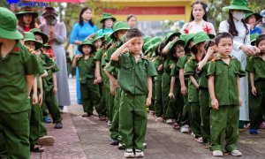 Trường MN Quảng Châu kết hợp cùng công ty SmartEdu tổ chức hoạt động trải nghiệm \"Chiến dịch Hồ Chí Minh toàn thắng\" nhân kỉ niệm 50 năm Giải phóng Miền Nam - Thống nhất Đất nước