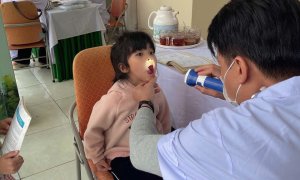 Trường MN Quảng Châu phối hợp cùng Trung Tâm Y Tế Dự Phòng Phường Sầm Sơn khám sức khỏe định kỳ cho trẻ tại trường